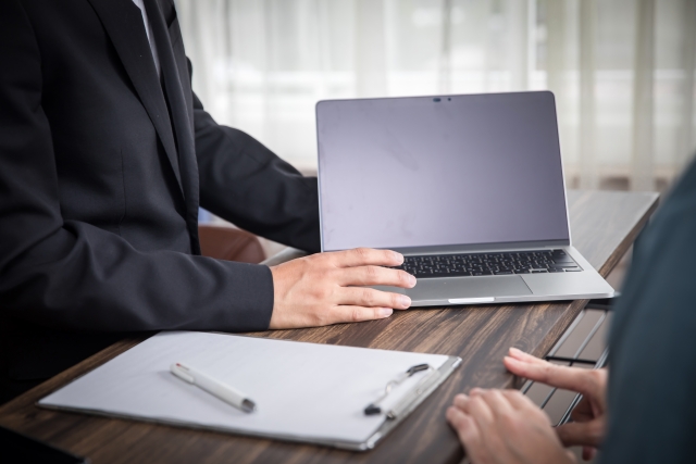 打ち合わせしている画像