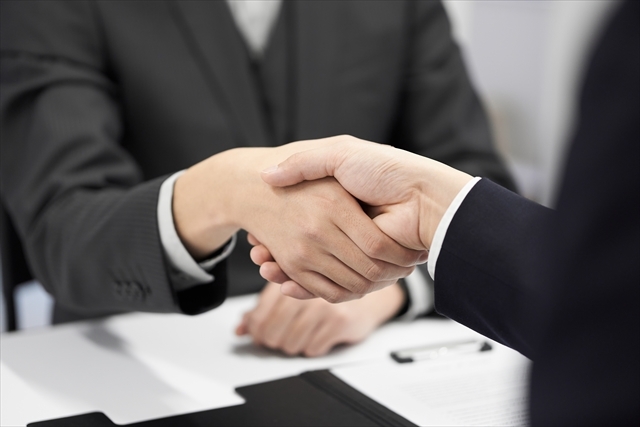 握手している写真